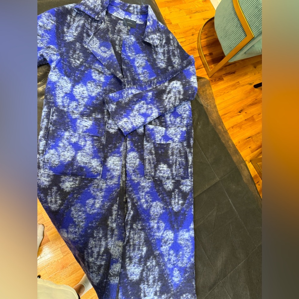 coat made of wool. in perfect condition.worn 2 times. very thin and comfortable